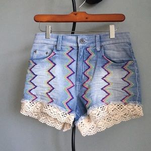 NWT CARMAR LF 
EMBROIDERED/LACE SHORTS
